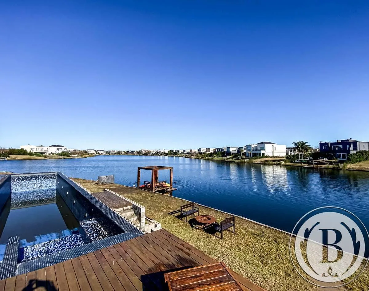 Casa de 4 dormitórios em Puertos del Lago (Escobar) com vista para a laguna