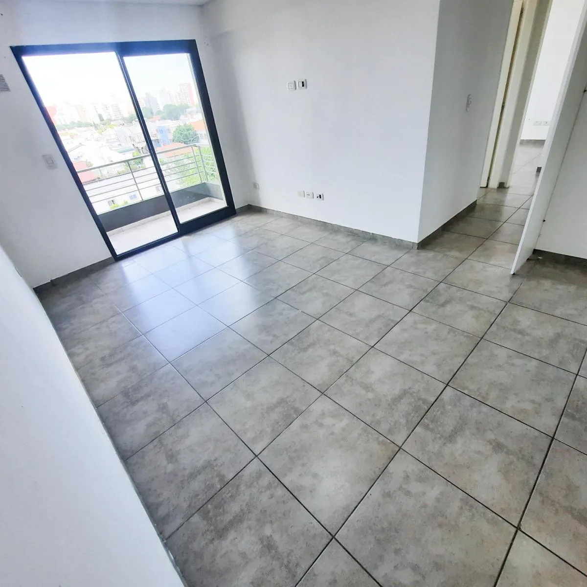 Apartamento de três ambientes com varanda em Lanús Centro