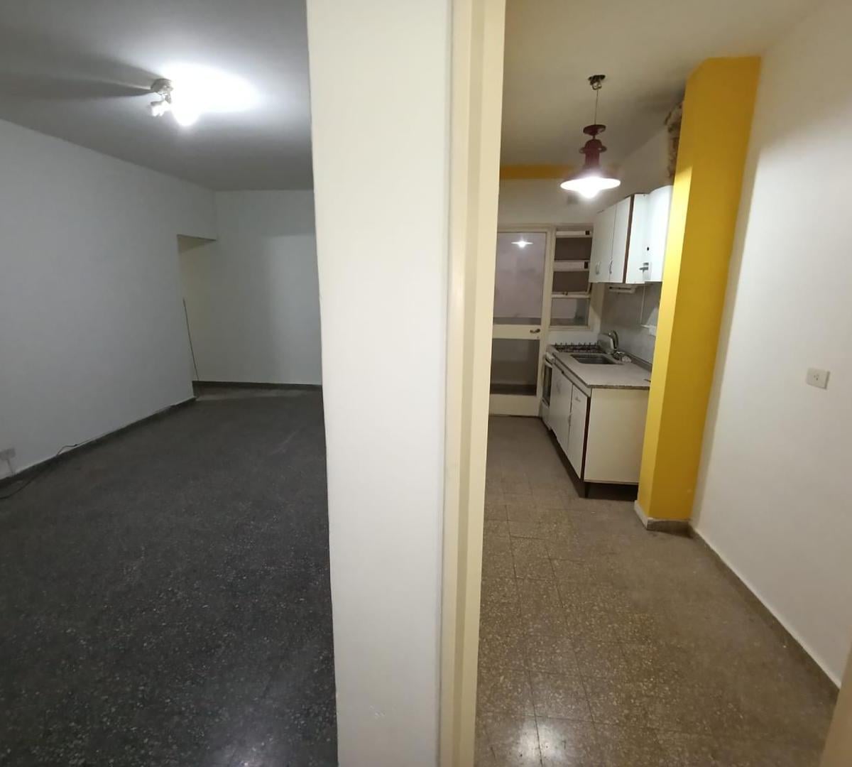 Departamento de 2 ambientes con balcón y lavadero en Flores