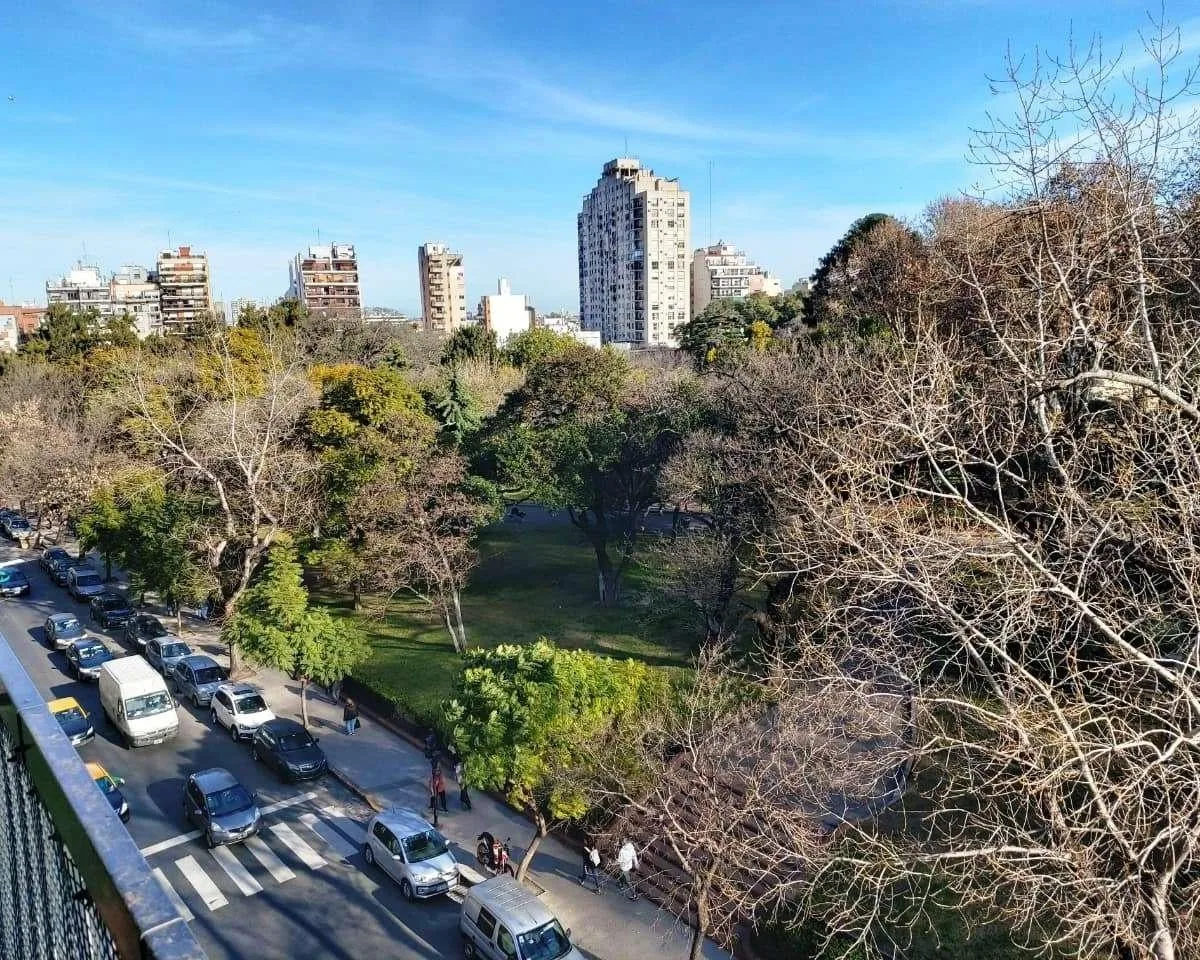Departamento 2 ambientes al frente con balcón en Parque Chacabuco