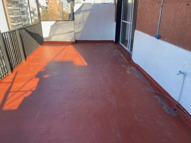 Departamento de 3 ambientes con balcón terraza al frente en Flores