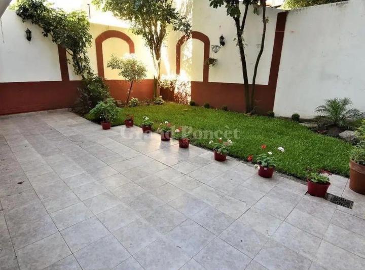 Apartamento de quatro ambientes com jardim, pátio e vaga fixa em Villa Devoto