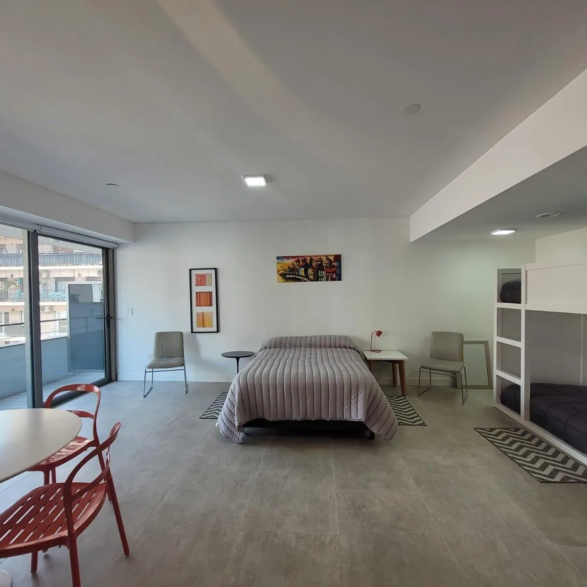 Kitnet mobiliada com varanda em Retiro, frente à Plaza San Martín