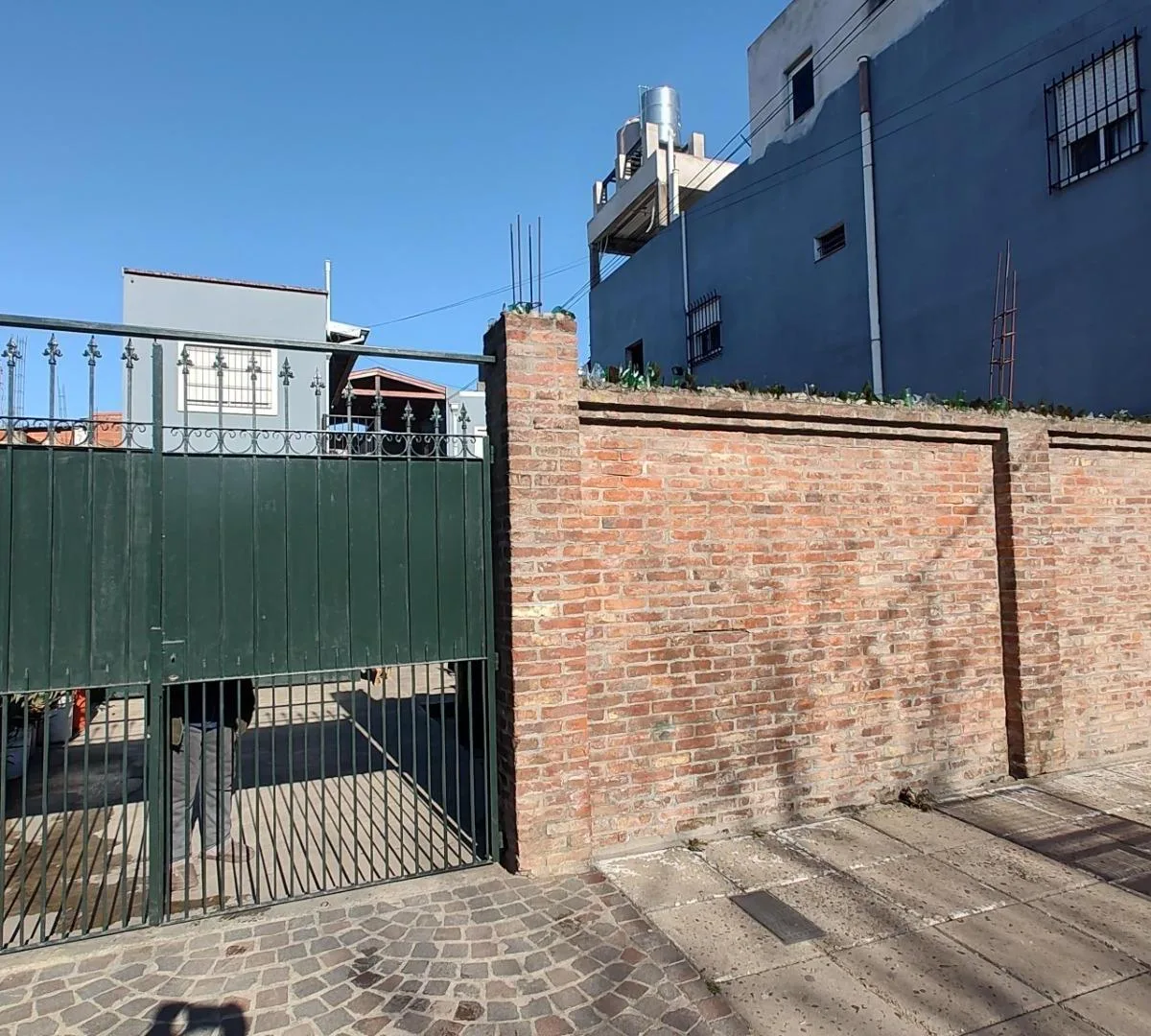 Квартира-студия PH в Ing. Budge с входом через общий двор