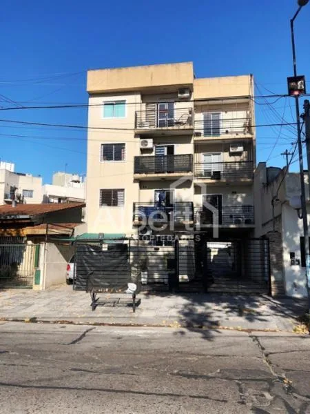 Departamento de 2 ambientes en planta baja al frente en Morón