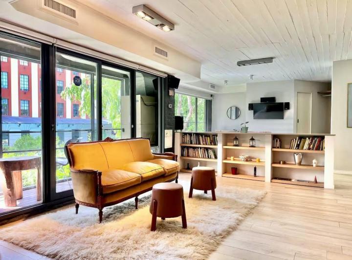 Loft amoblado de 2 ambientes con balcón en Colegiales