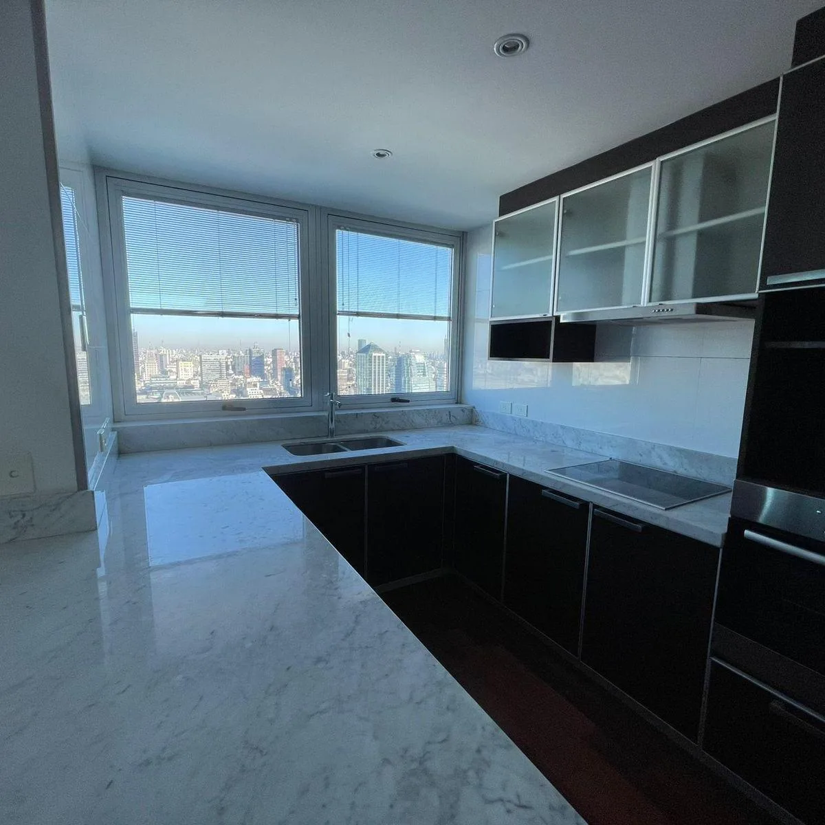 Apartamento de três ambientes no alto em Puerto Madero com vaga de garagem