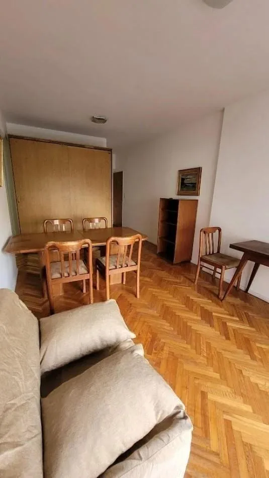Apartamento de três ambientes semi mobiliado em Balvanera