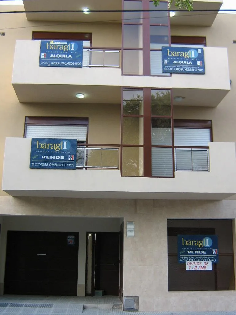 Apartamento de dois ambientes com vaga coberta em Lanús