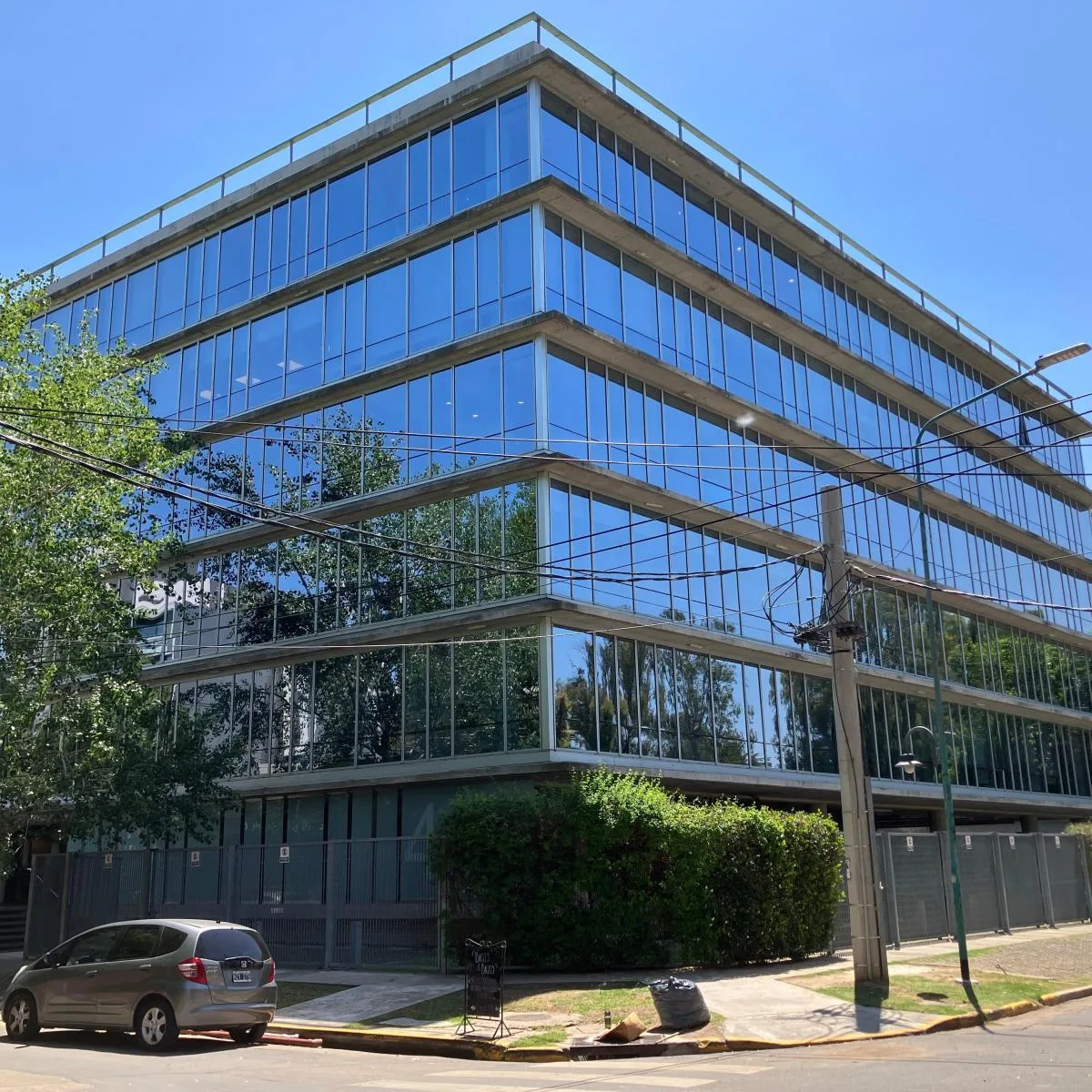 963 m² office with river view