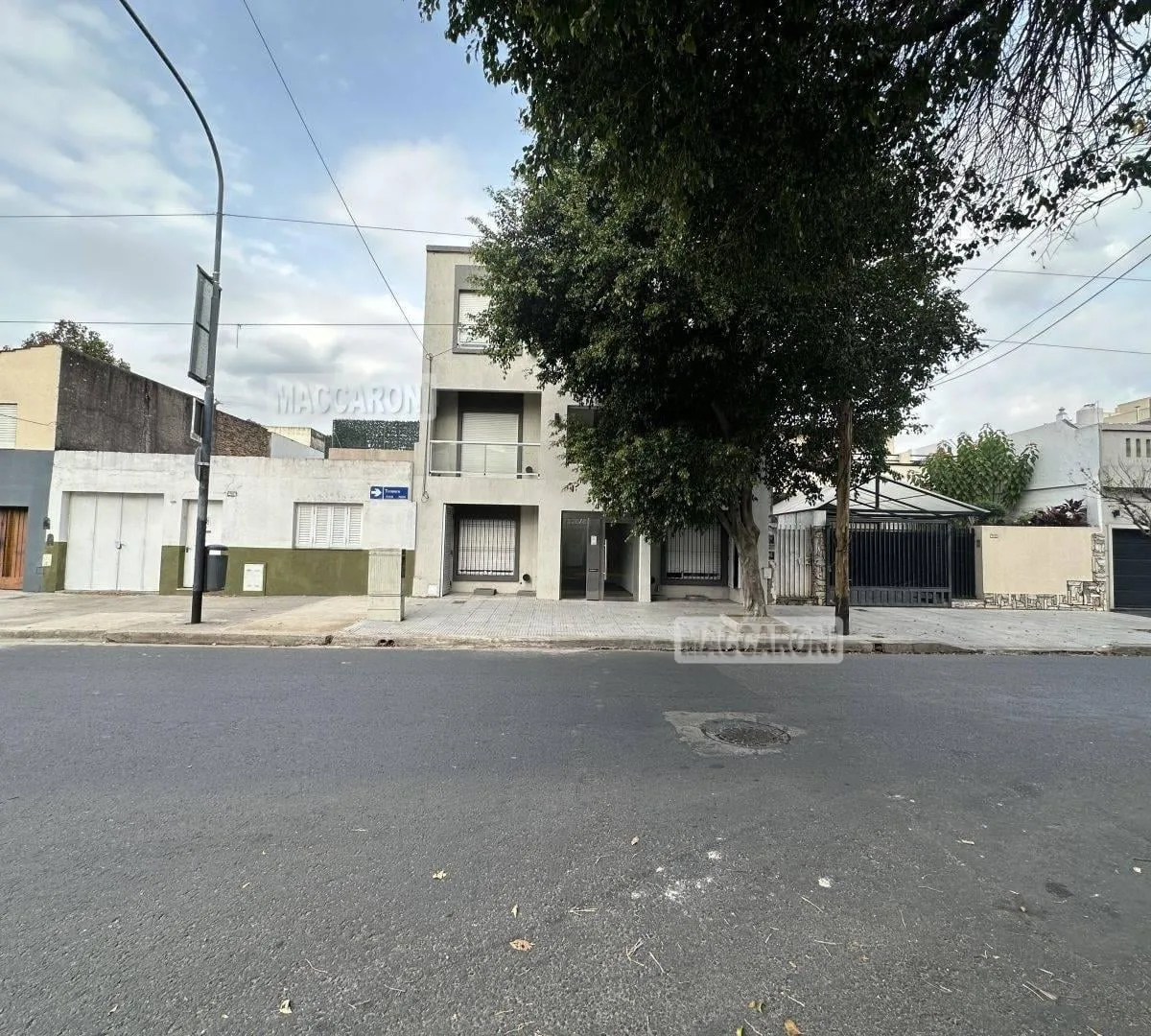 PH de dois ambientes com pátio em Liniers