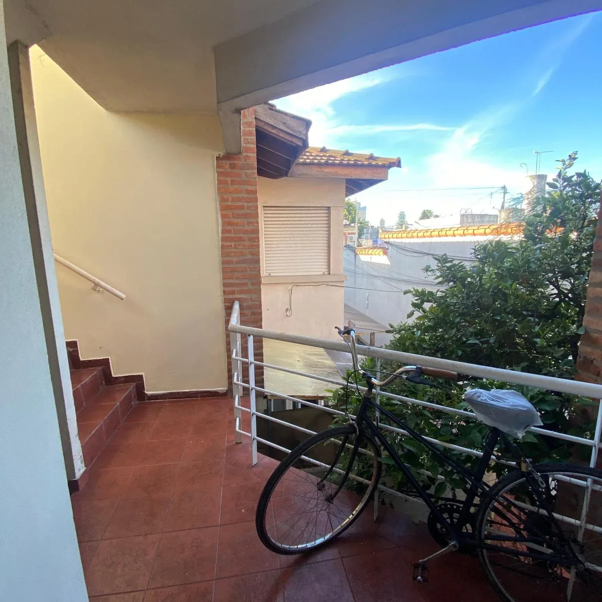 Monoambiente con balcón en Morón
