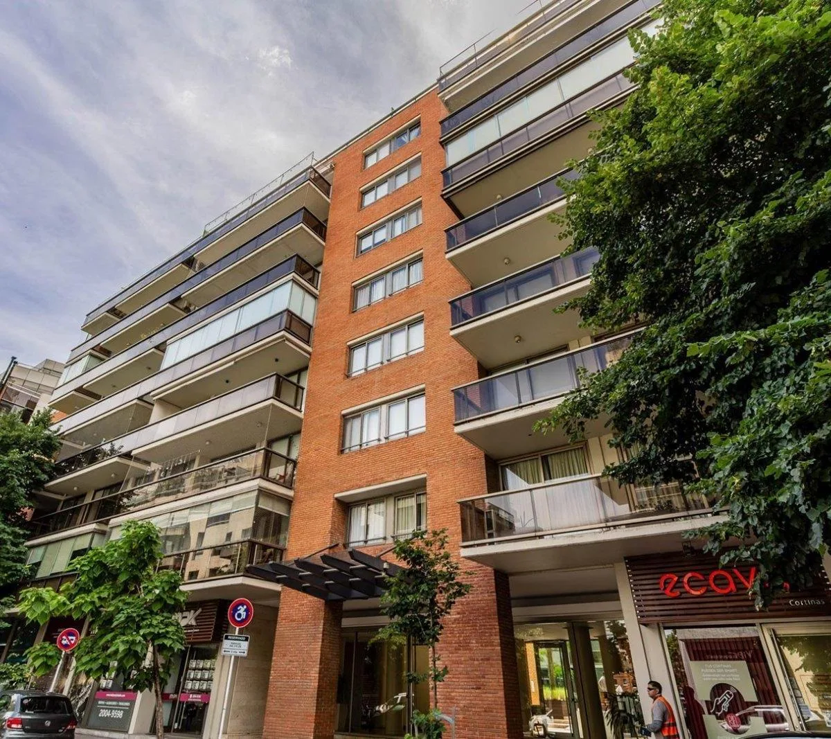 Apartamento de três ambientes com vista para o Dique