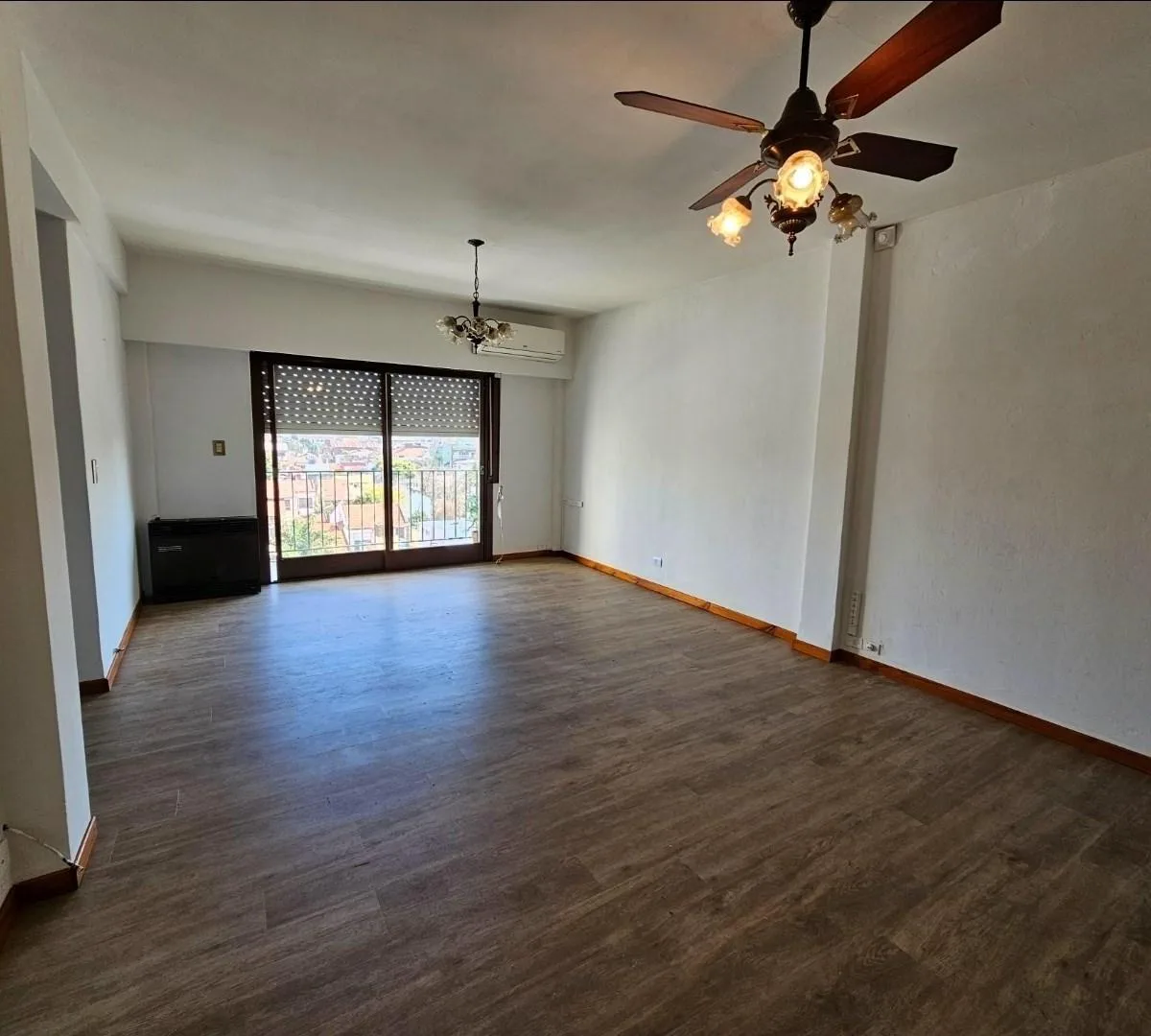 Apartamento de três ambientes de frente com varanda em Lanús Oeste