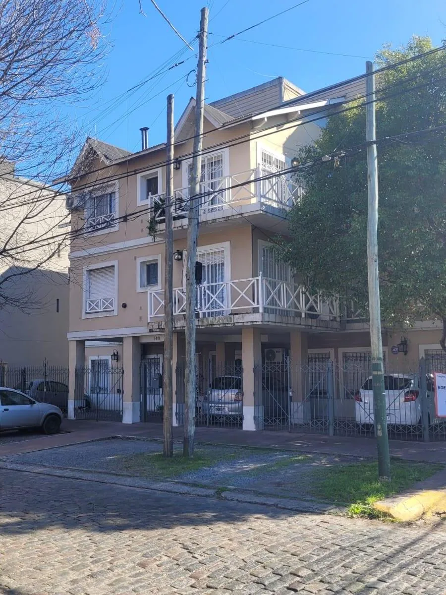 Two-bedroom front-facing apartment for rent in Lomas de Zamora