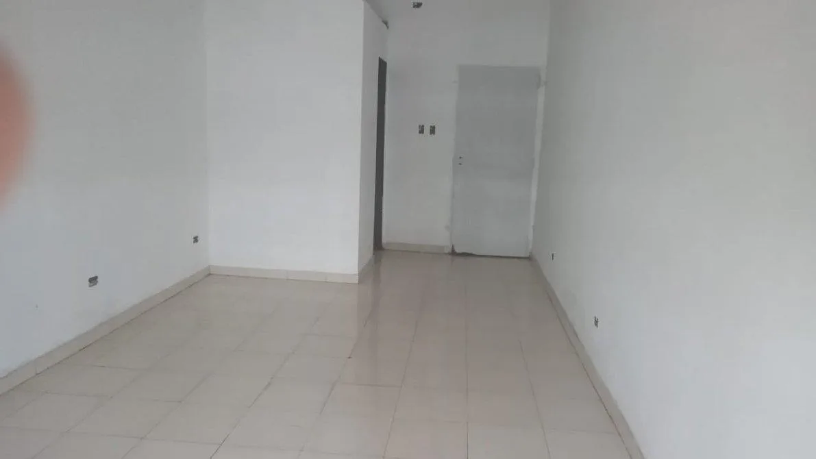 Loja com banheiro na Luis Guillón