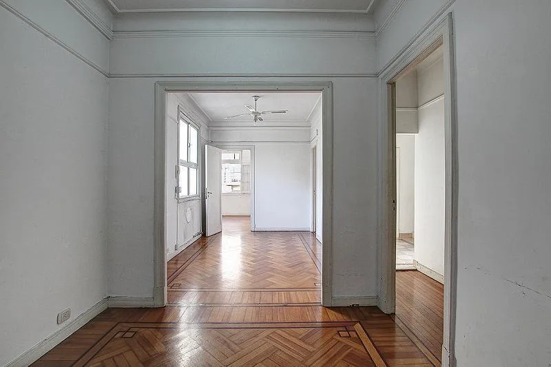 Apartamento de três ambientes na frente em Balvanera