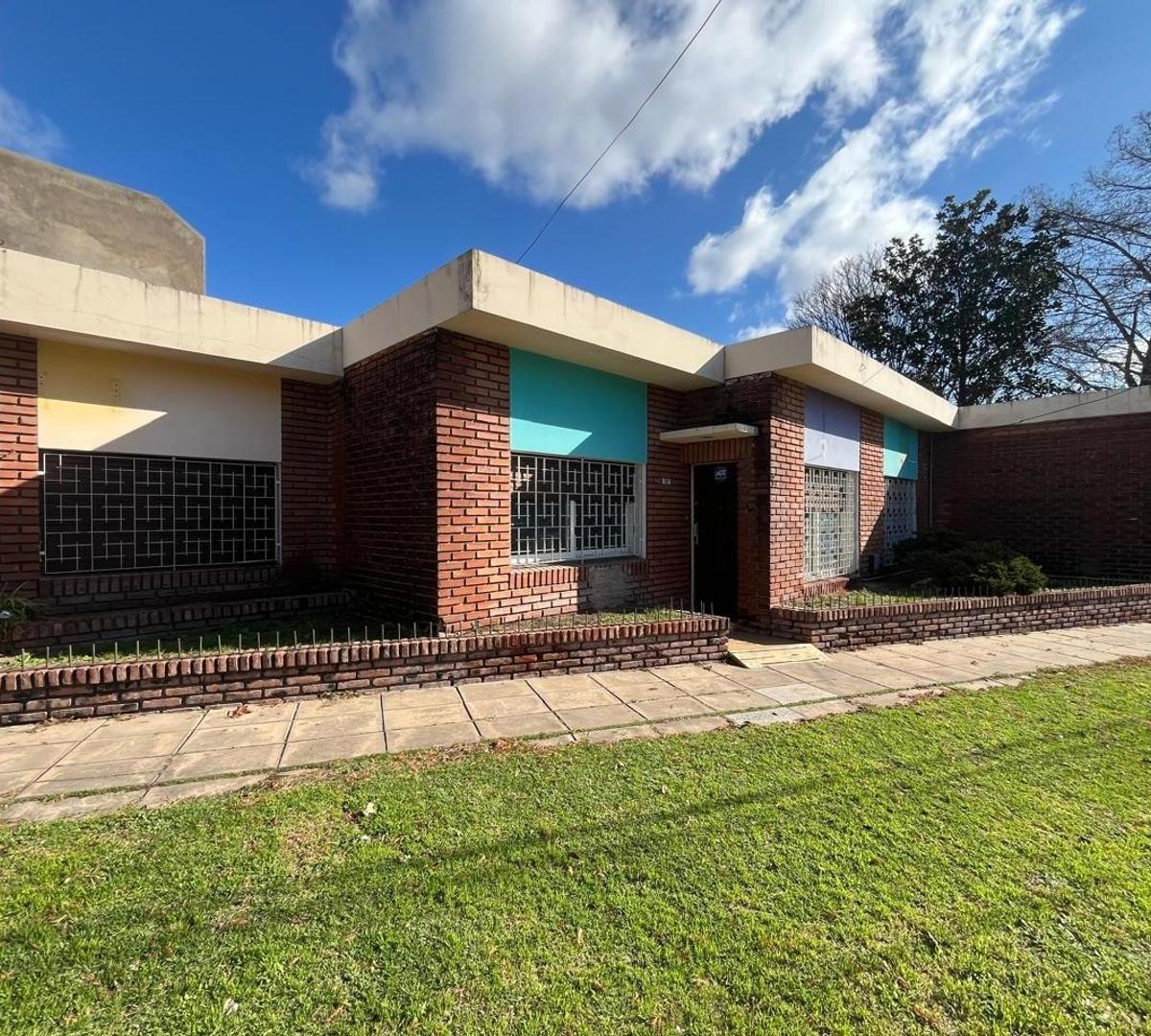 Casa esquinera para uso comercial y profesional en Ituzaingó