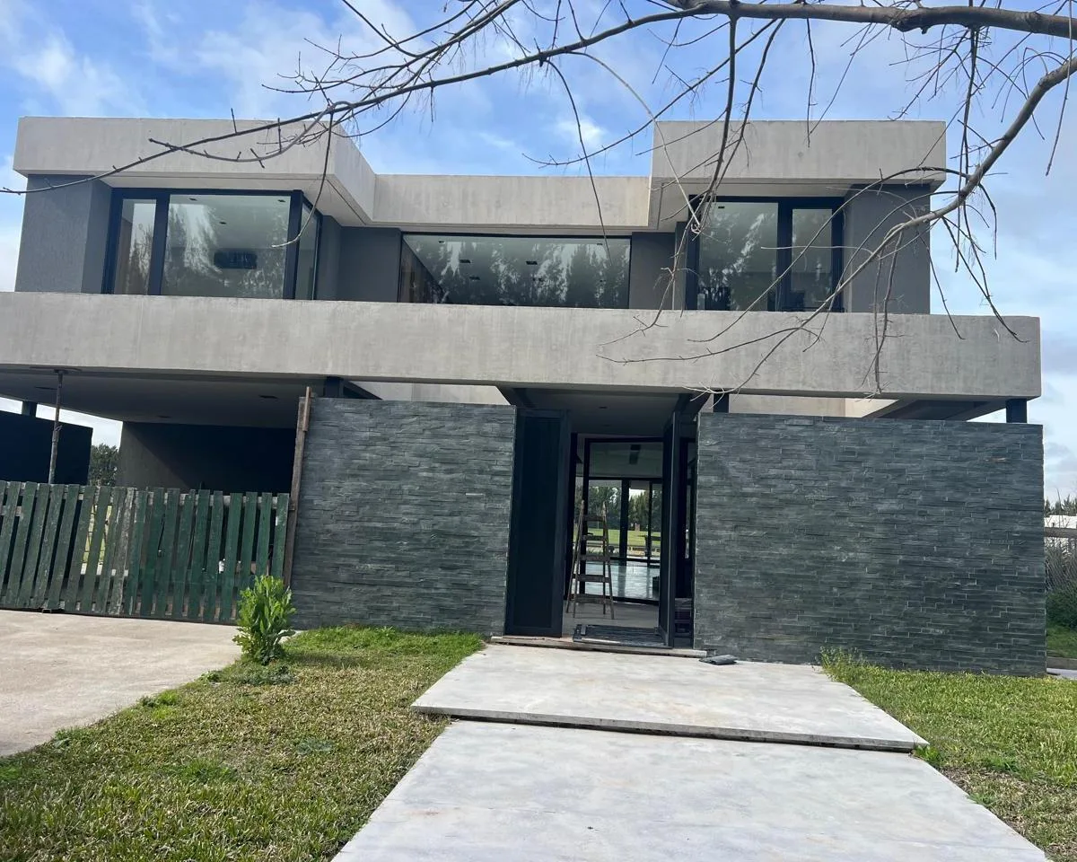 Двухэтажный дом с 5 спальнями в Tigre, Barrio San Juan (Villanueva)