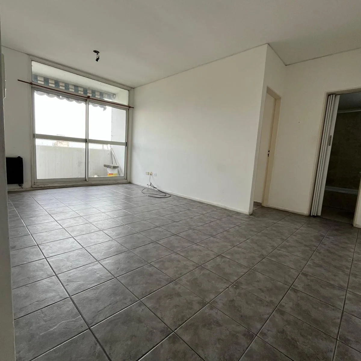 Квартира с 1 спальней в Avellaneda, окна на улицу и балкон