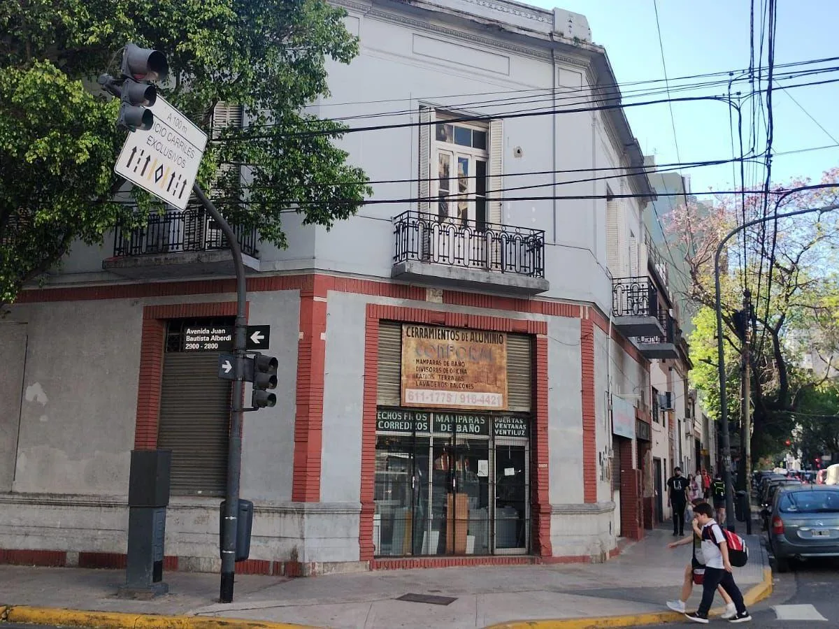 Seven-room PH in Flores for commercial use