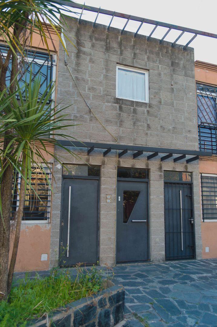 Monoambiente en 1er piso por escalera con patio en Parque Avellaneda