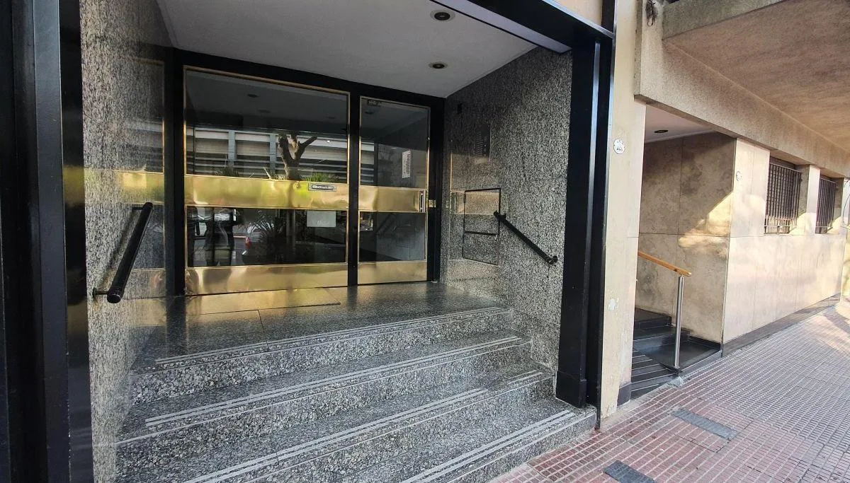 Apartamento de dois quartos de frente para a rua em San Telmo