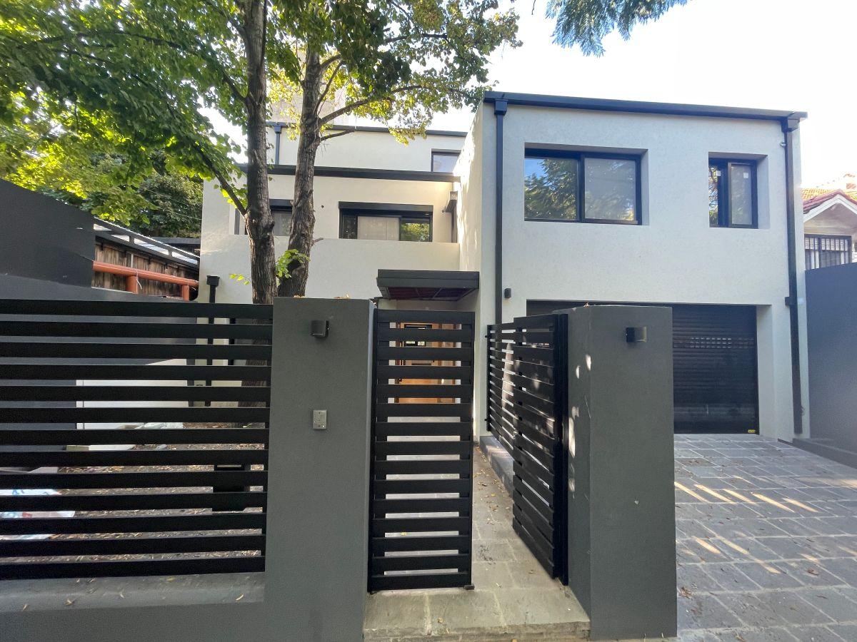 New four-bedroom house in Martínez near the Libertador riverfront