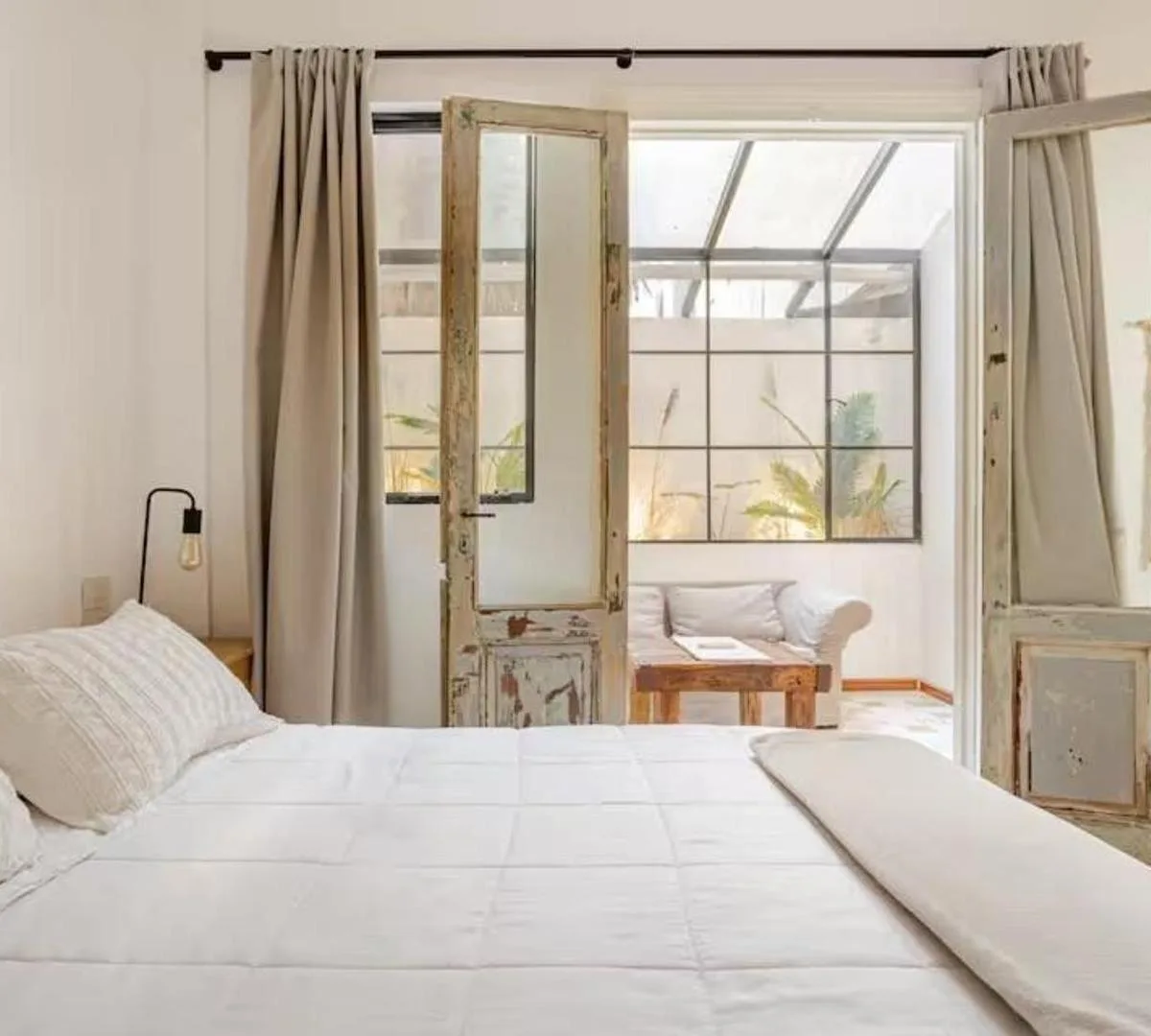 Serviced one-bedroom apartment in Monserrat