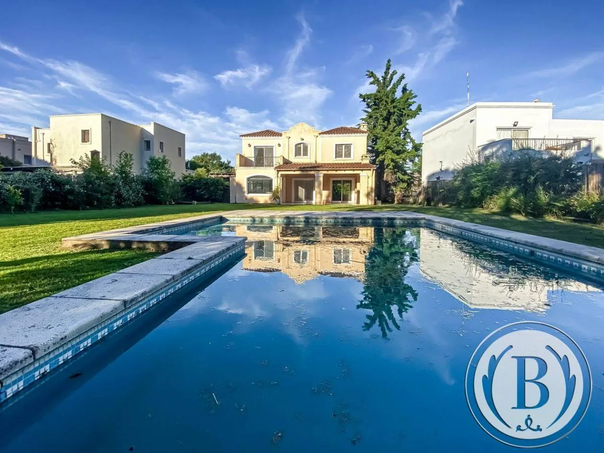 Unfurnished four-bedroom house for annual rent in Tigre