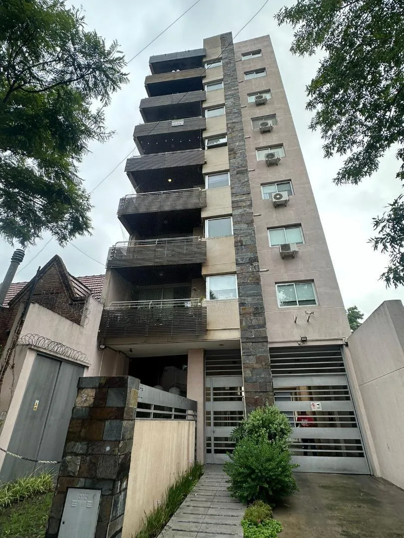 Departamento Cuatro Ambientes con Cochera en Alquiler