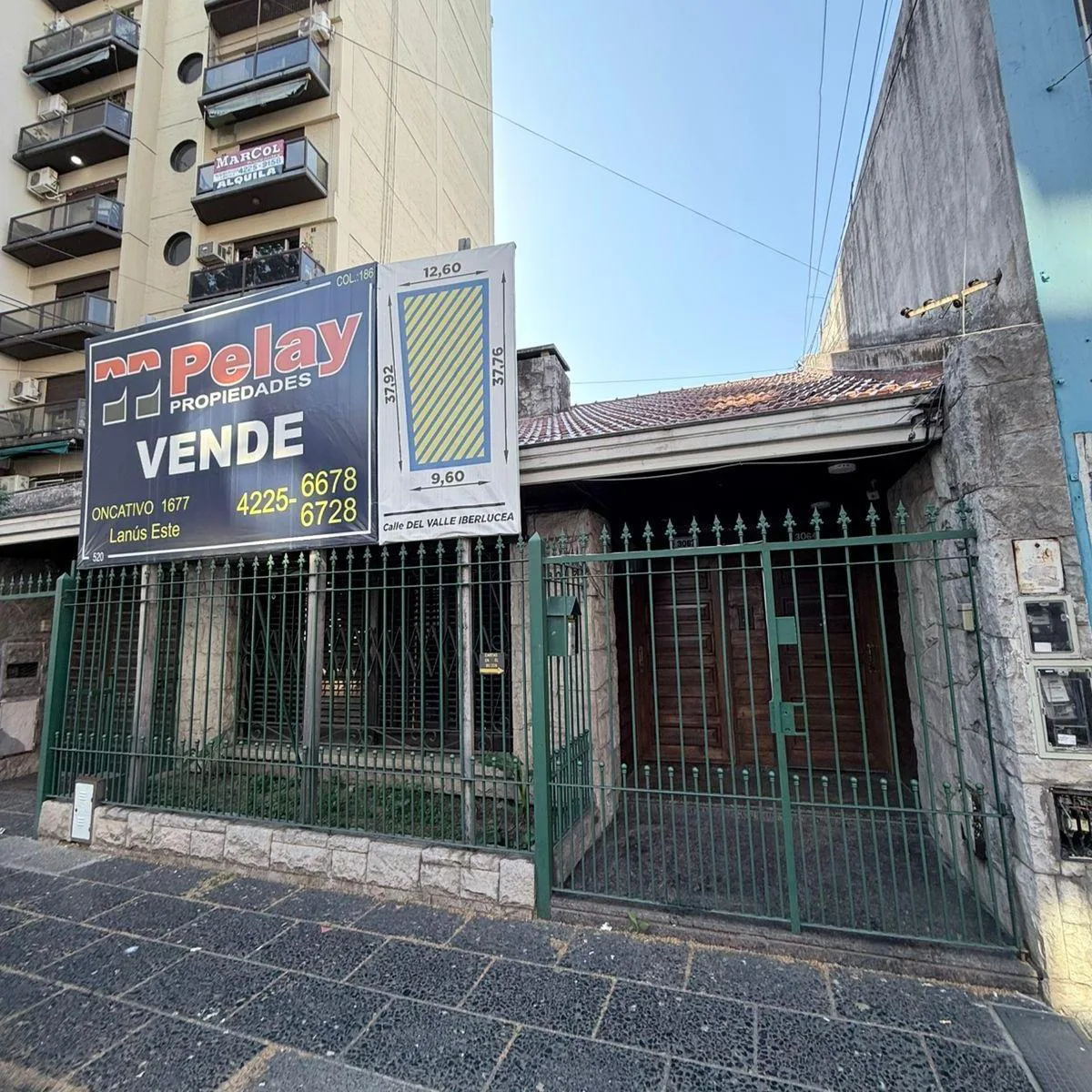 PH tipo casa de três dormitórios em Lanús