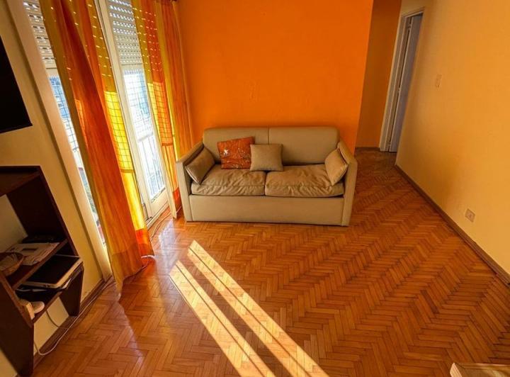 Apartamento de dois ambientes mobiliado com varanda em San Telmo