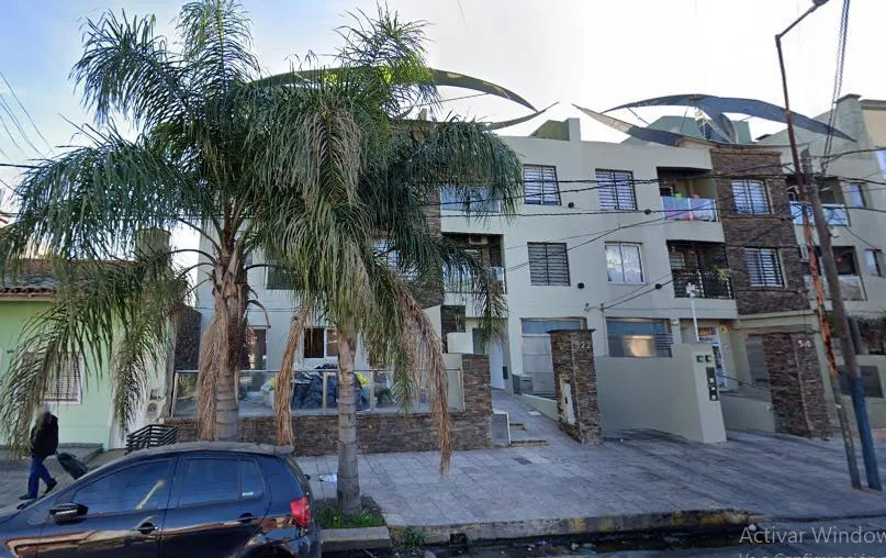 Departamento monoambiente con balcón al frente en Lomas de Zamora