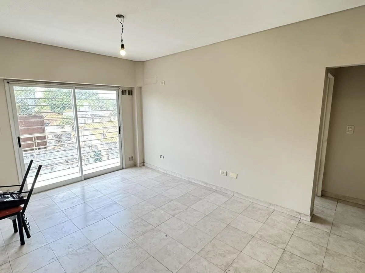 Apartamento de 2 ambientes na rua em Lanús