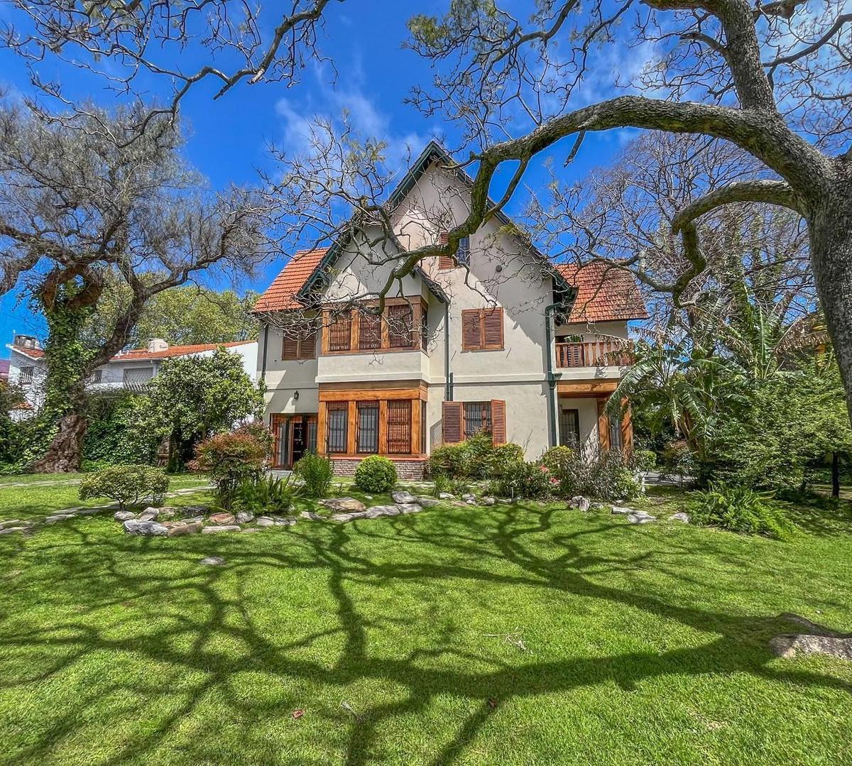 Five-bedroom house in Martínez