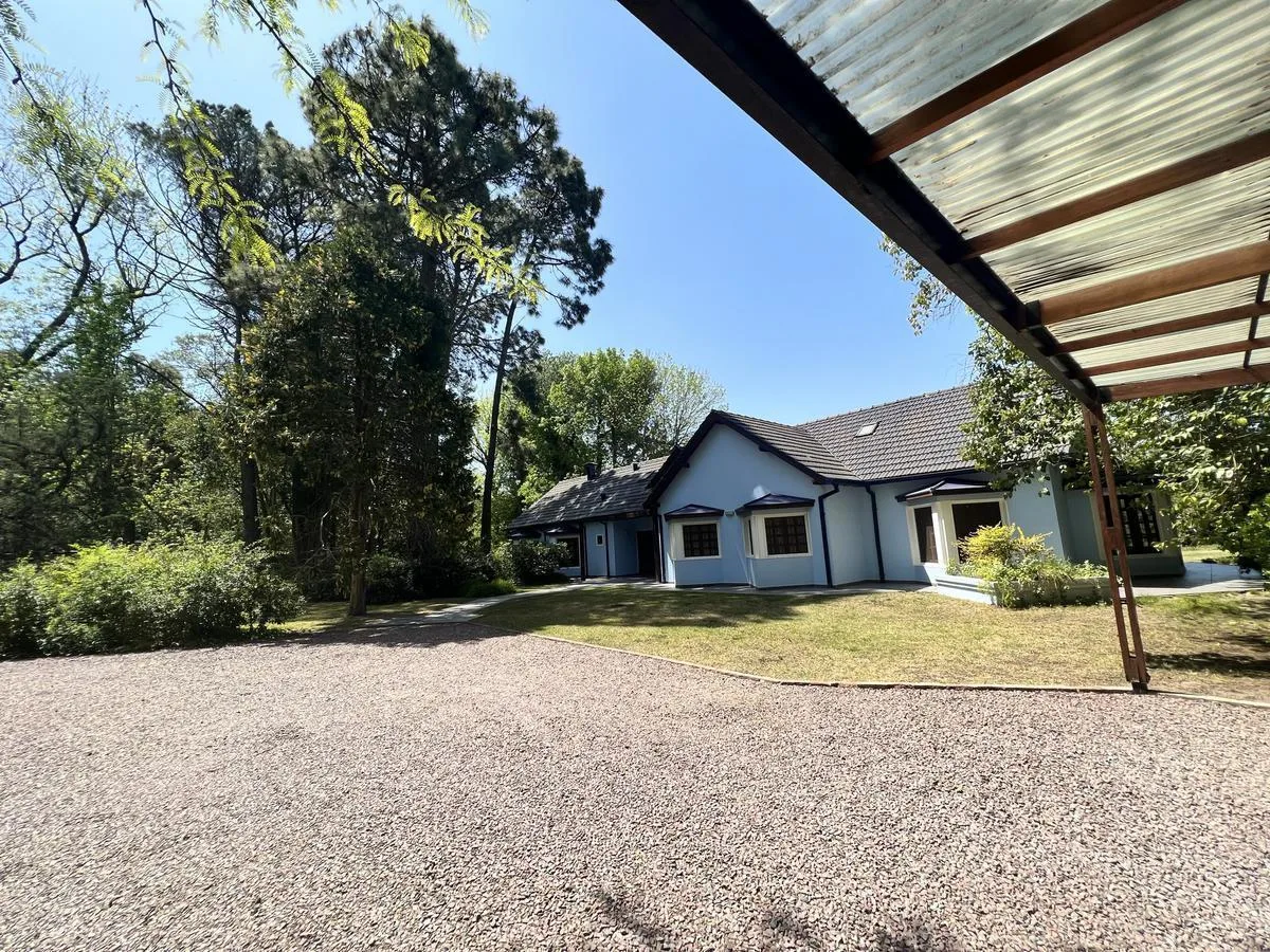House on a 15,900 m² country estate in Arturo Seguí, La Plata