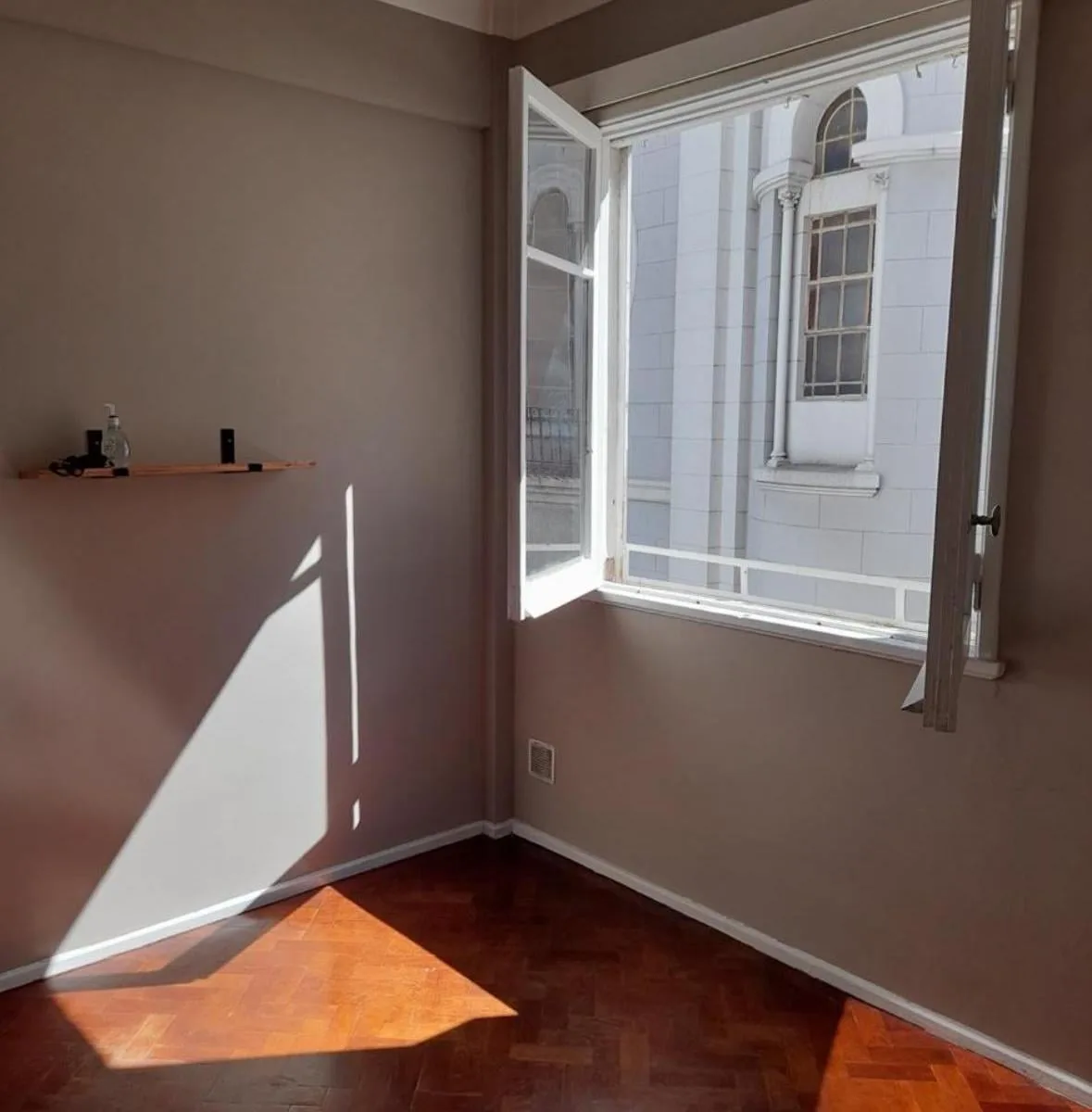 Retiro 2-room, parquet floors