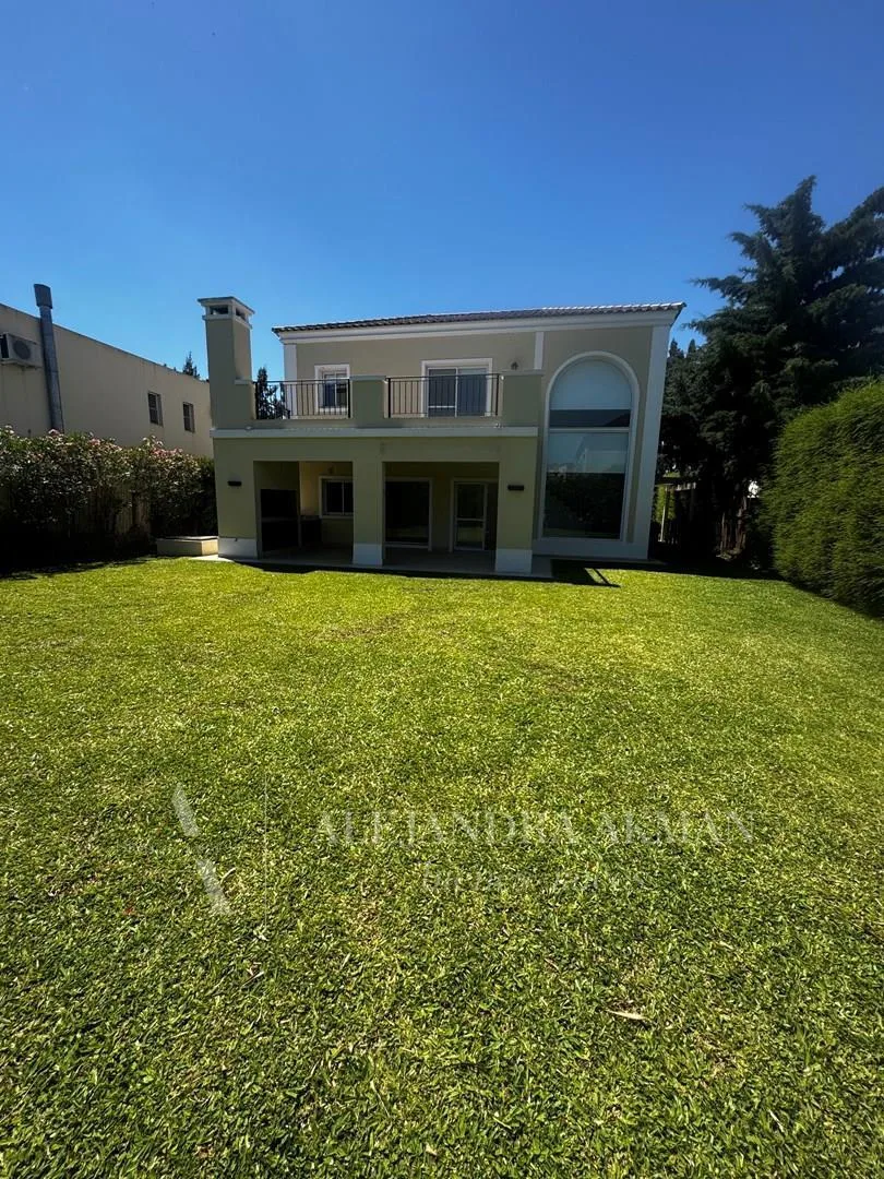 Unfurnished four-bedroom house in Los Sauces, Nordelta, Tigre