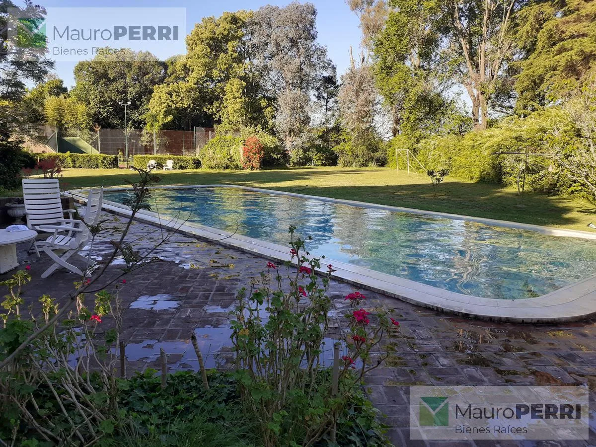 Six-bedroom house with pool and football pitch in Villa Elisa (La Plata)
