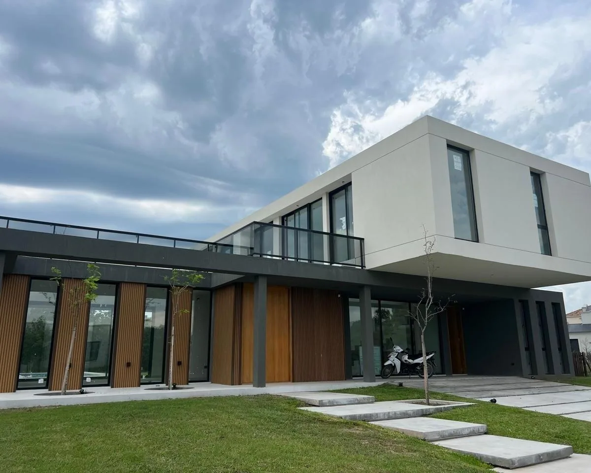 Five-bedroom house with smart home features in La Diligencia, Pilar