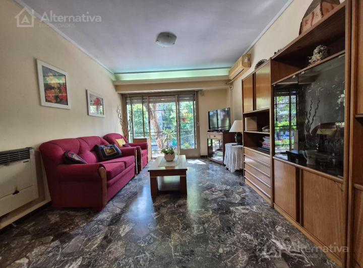 Furnished three-room apartment with maid’s room in Caballito
