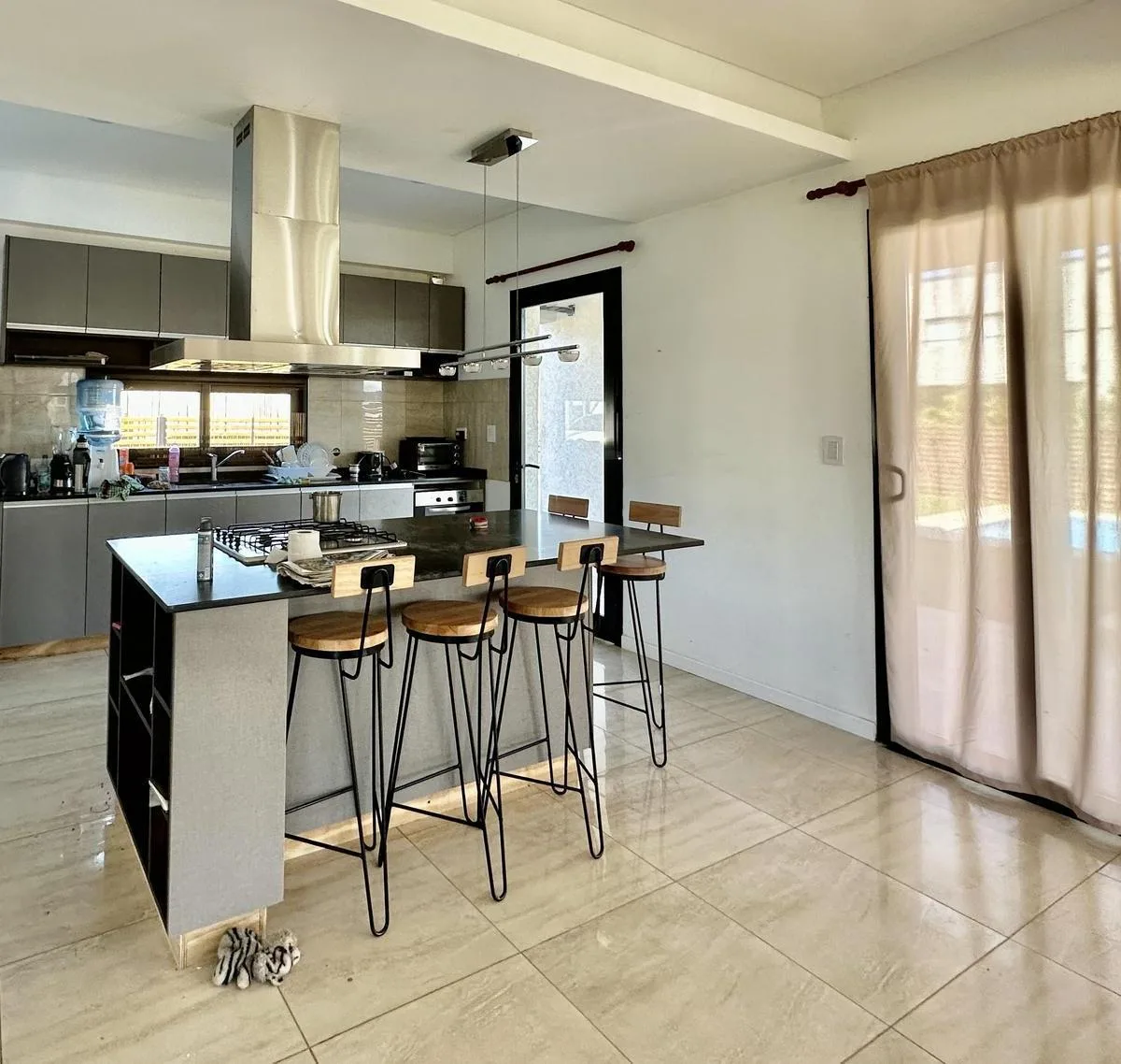 Casa mobiliada com 4 dormitórios em Lagos de Canning