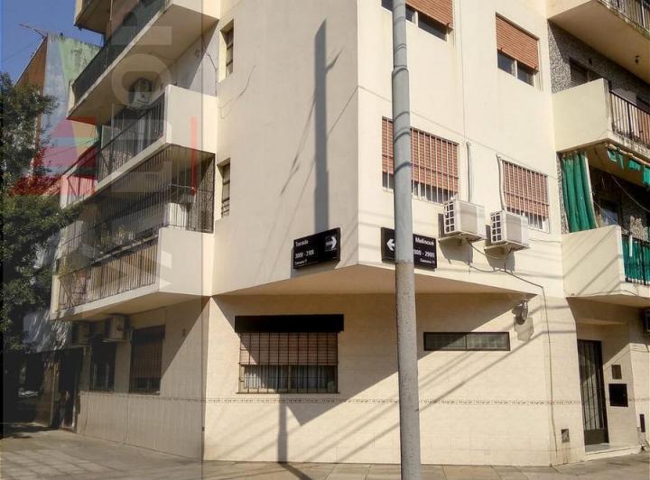 Monoambiente con balcón al frente en Villa del Parque