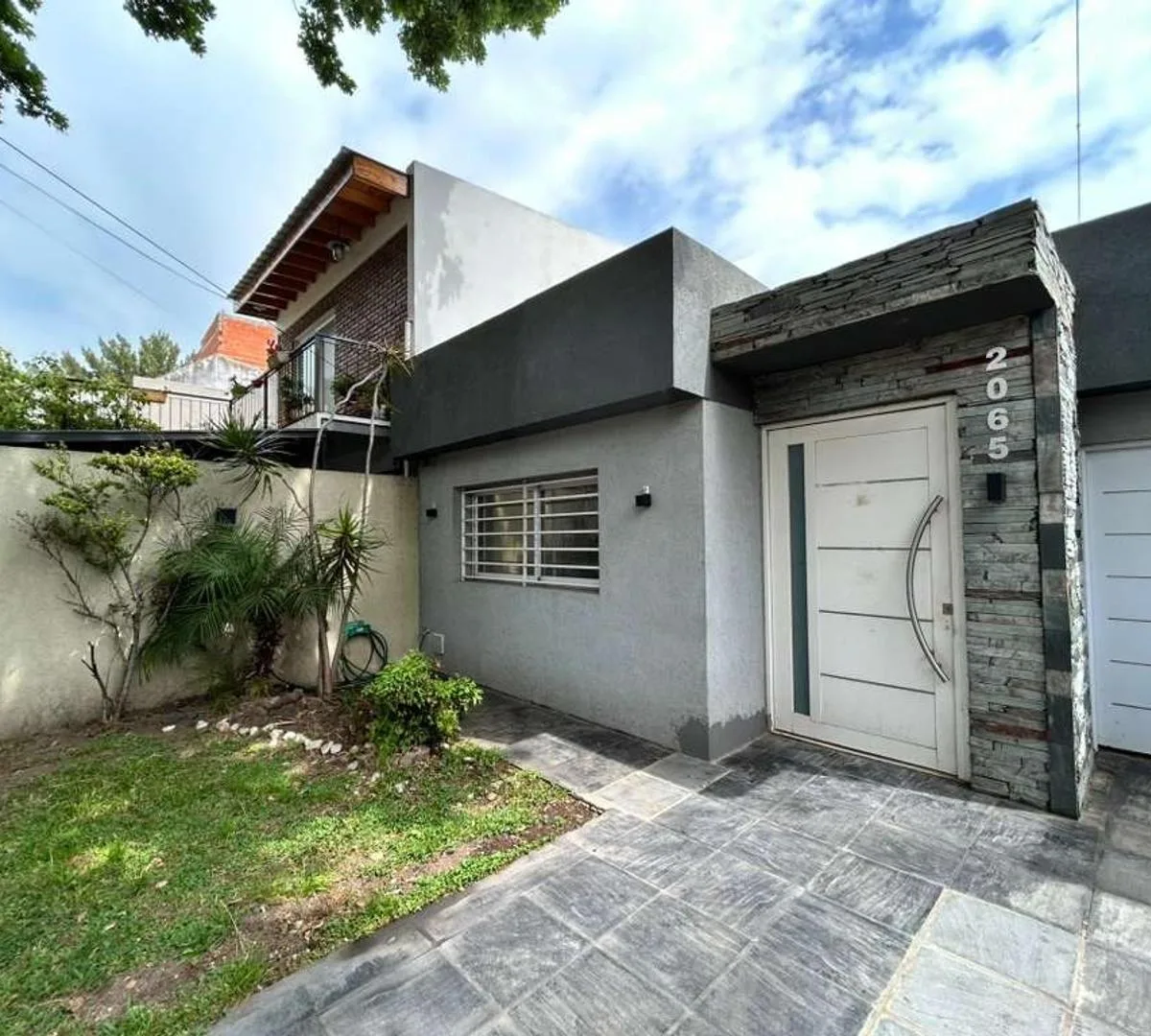 Duplex de 3 ambientes com 2 dormitórios e vaga de garagem em Ituzaingó