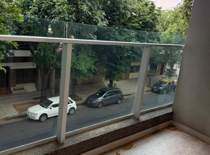 Monoambiente al frente con balcón en Vélez Sarsfield