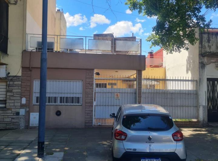 Дом с 2 спальнями, кабинетом, гаражом, патио и террасой во Vélez Sarsfield