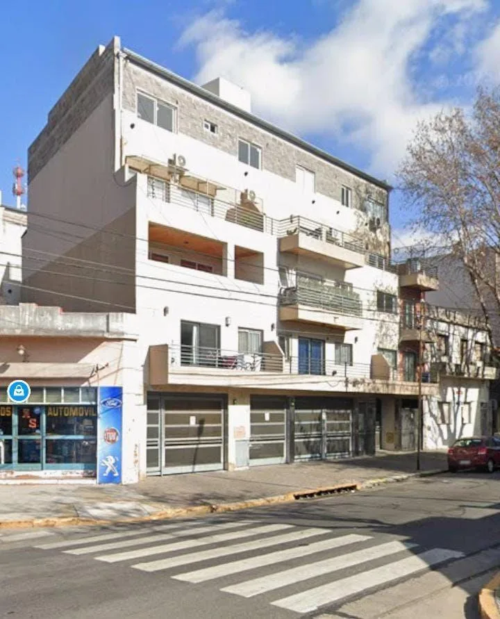 Трёхкомнатная квартира с балконом на улицу в Villa Luro