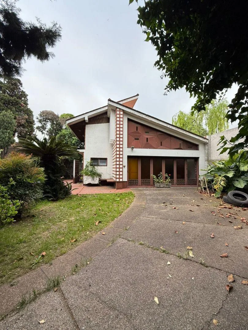 House with professional or commercial institutional use in Villa Sarmiento, Morón