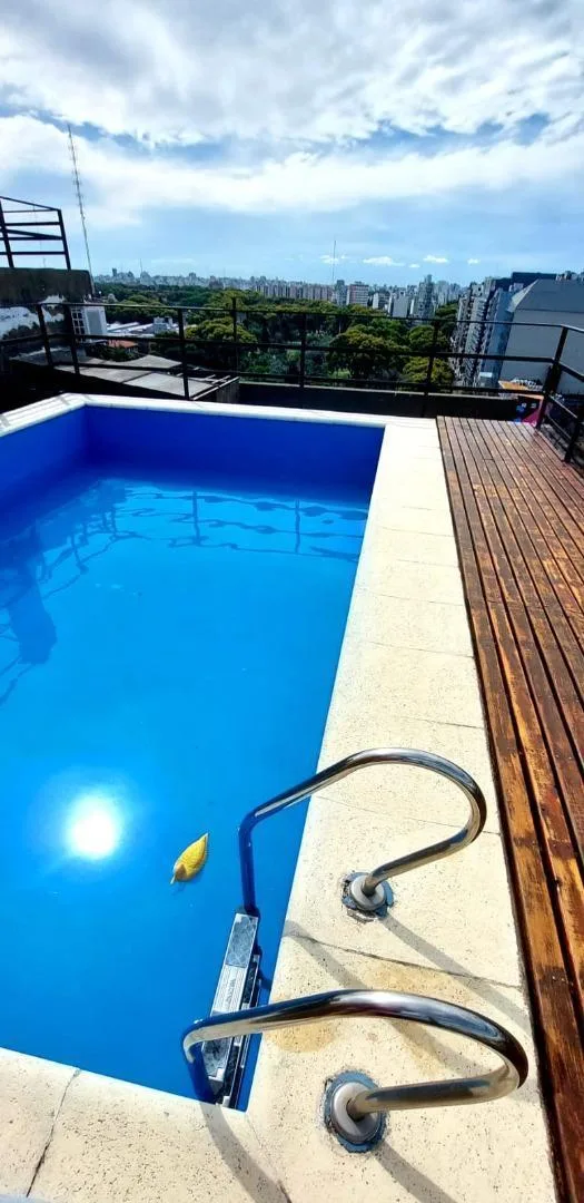 Kitnet com varanda e piscina em Chacarita